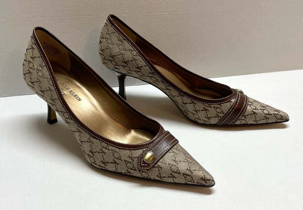 AK Anne Klein iFlex Monogram Canvas Pointed Toe Kitten Heel Pump Size 6.5M Brown
